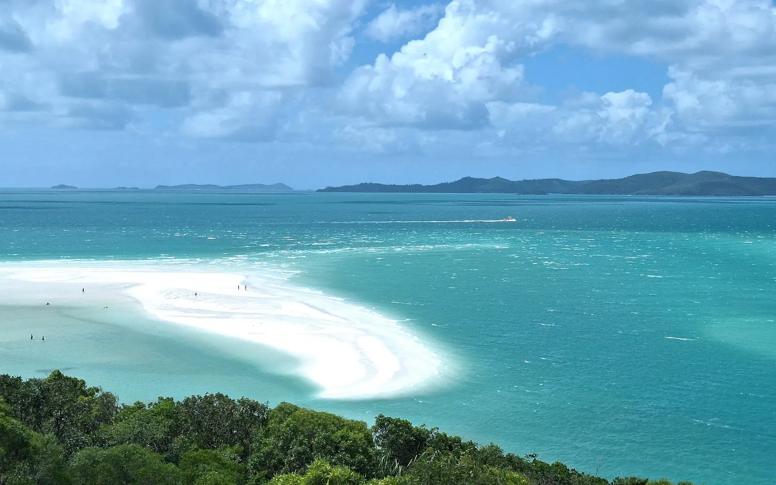 空中俯瞰 Hill Inlet：Whitehaven Beach 顶端白沙与碧水交织回旋