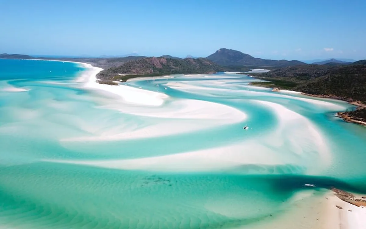 无人机拍摄的 Whitehaven Beach 与 Hill Inlet