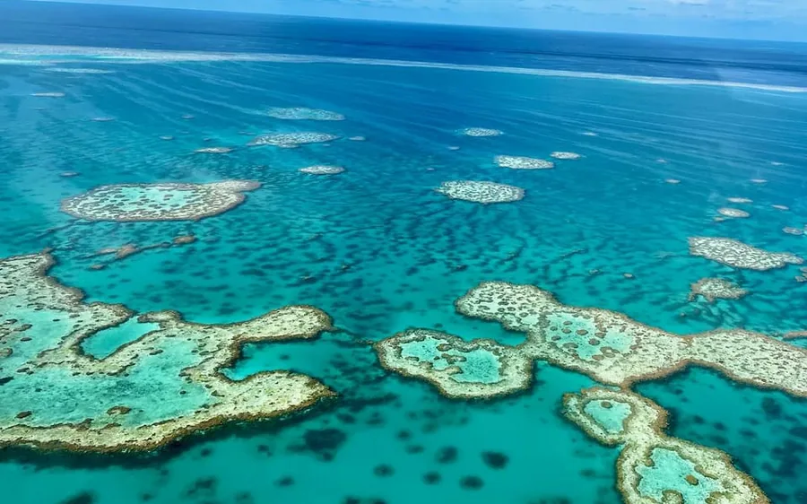 从轻型飞机舷窗俯瞰 Great Barrier Reef