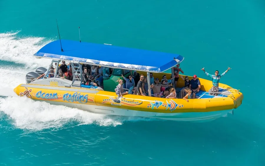 一艘黄色橡皮艇驶过 Whitsundays 的碧绿海水
