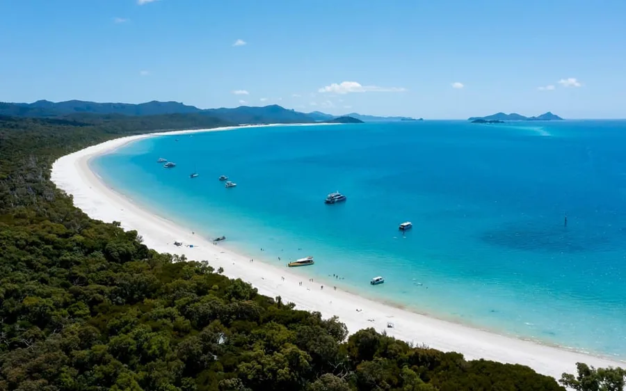 空中俯瞰 Whitehaven Beach，七公里长的白色硅砂