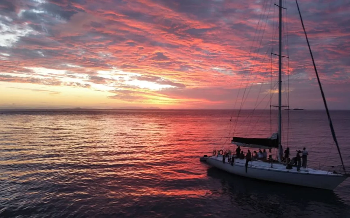 Whitsundays 红色夕阳下停泊的帆船