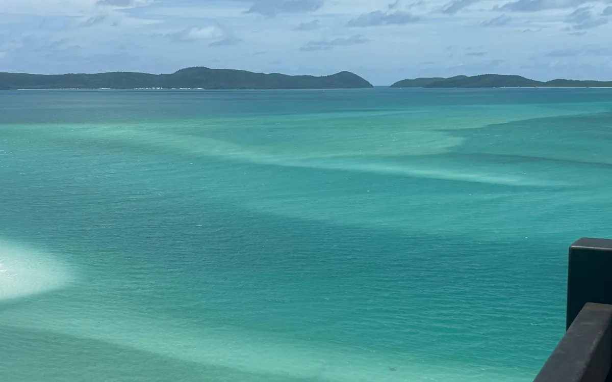 Whitehaven Beach vista dal belvedere, sabbia bianca che si curva nell'acqua turchese